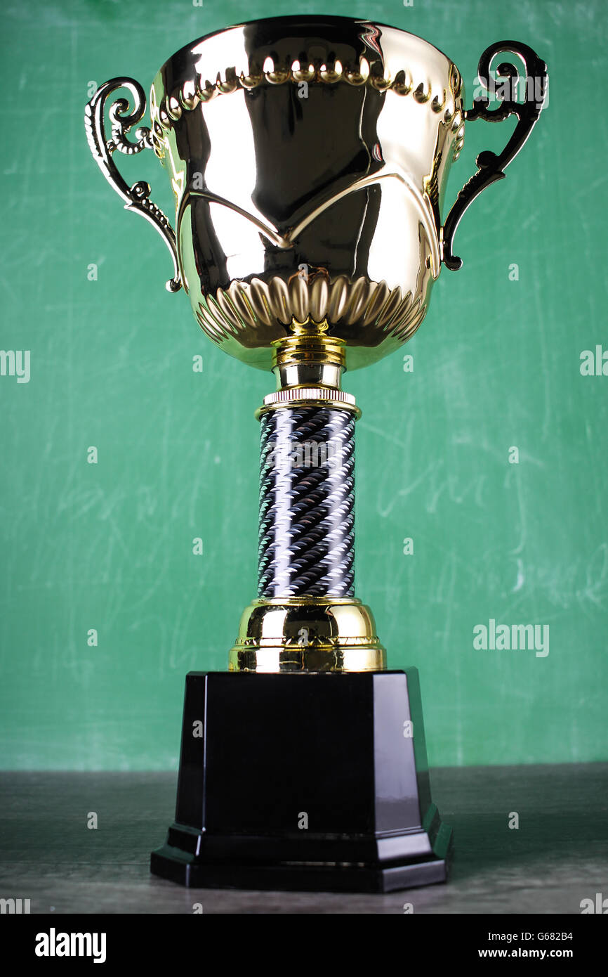 Trofeo vincendo con verde sullo sfondo della lavagna Foto Stock