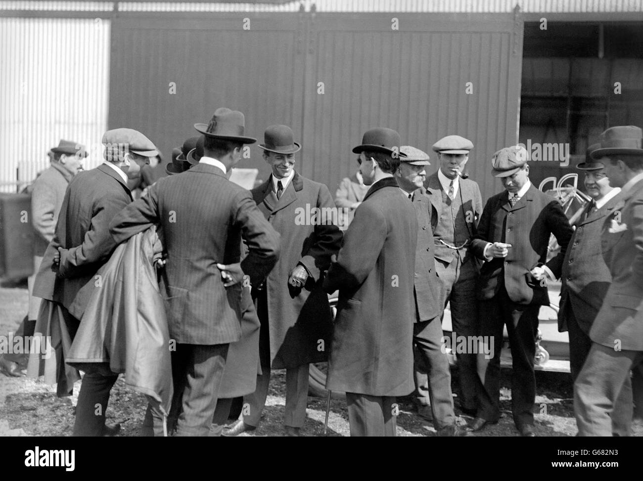 Pionieri americani aviatori Wilbur (centro, cappello bowler, di fronte fotocamera) e Orville (centro, cappello bowler, ritorno alla fotocamera) Wright a Shell Beach, Leysown sull'isola di Sheppey. Foto Stock