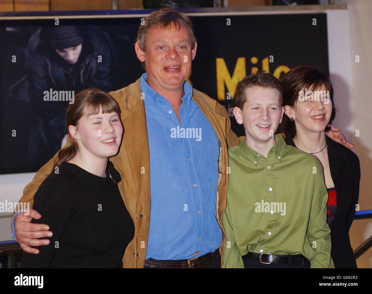 Martin Clunes si presenta con (da sinistra) Nicola Lilley, Christopher McGregor e il loro insegnante Joe Morton, di Bute, Isle of Bute, festeggia dopo aver vinto la migliore commedia per Skunks, Punks e Battlin' bagpies', * durante i primi Light Film Awards, presso l'Odeon Leicester Square. Foto Stock