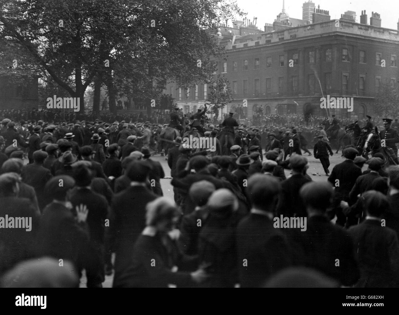 Sommossa a Downing Street battaglia di pietre e bastoni Foto Stock