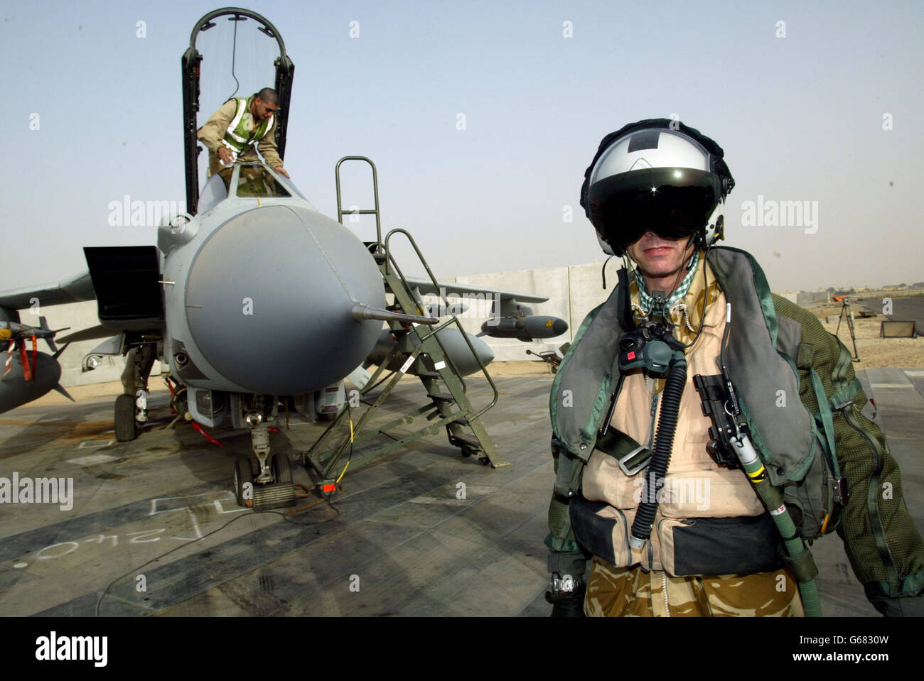 L'equipaggio dell'Aeronautica militare reale si trova presso un'aeronbase per il British Tornado GR4 e GR4A nel deserto del Kuwait vicino al confine con l'Iraq. Foto Stock