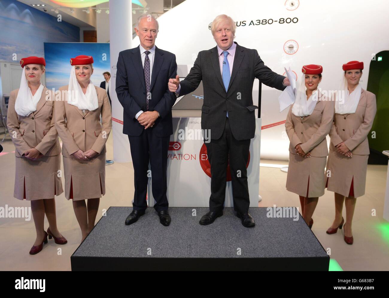 Il sindaco di Londra Boris Johnson e il presidente di Emirates Airlines Tim Clark al lancio dell'Emirates Aviation Experience a Greenwich oggi, dove i visitatori potranno sedersi ai comandi di un simulatore di volo Airbus A380. Foto Stock