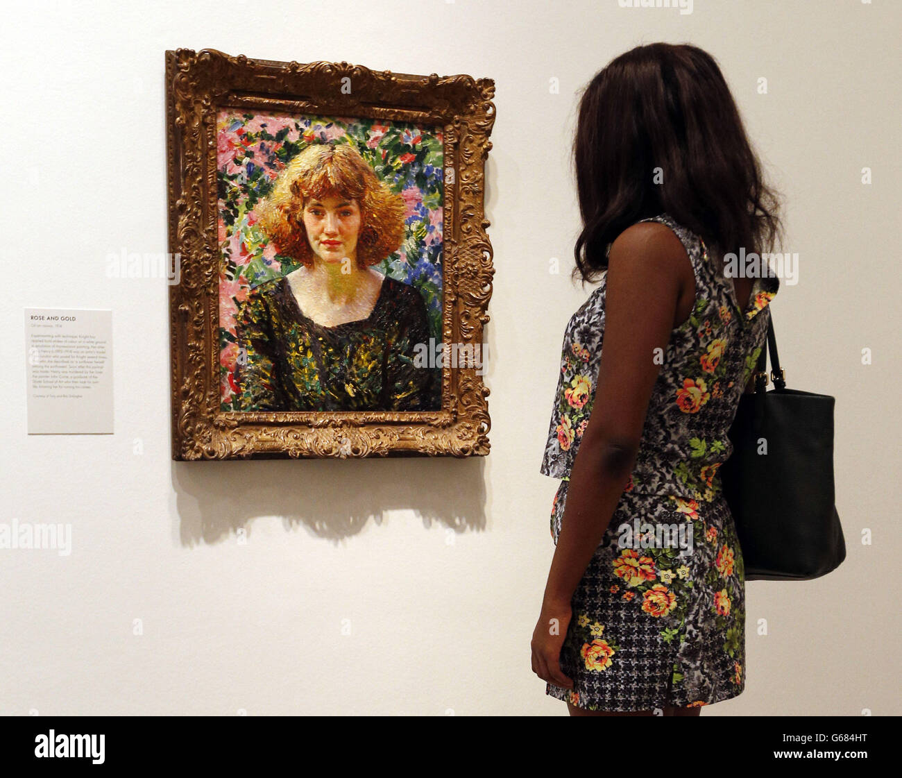 Un visitatore guarda 'Rose and Gold' di Dame Laura Knight durante un'anteprima stampa di una mostra del suo lavoro alla National Portrait Gallery di Londra. Foto Stock