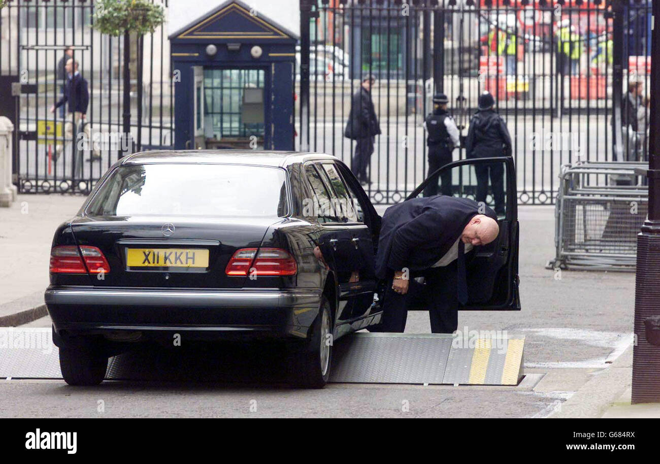 Un'auto si blocca sulla barriera di sicurezza fuori Downing Street mentre si svolge una demo anti-guerra, nella vicina Whitehall. Foto Stock