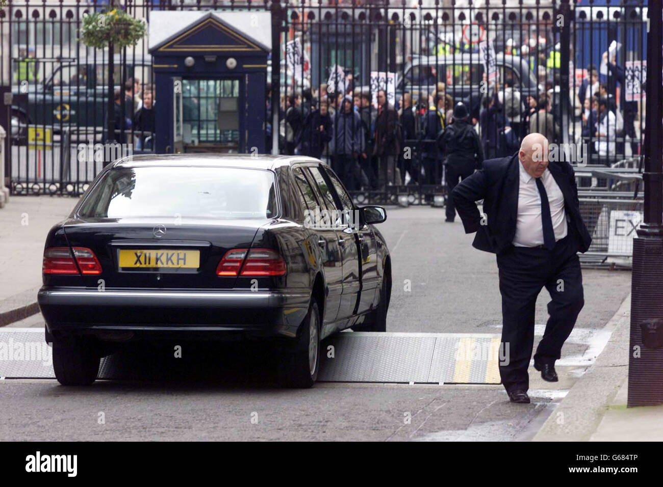 Un'auto si blocca sulla barriera di sicurezza fuori Downing Street mentre una demo anti-guerra passa lungo il tragitto per Whitehall. Foto Stock