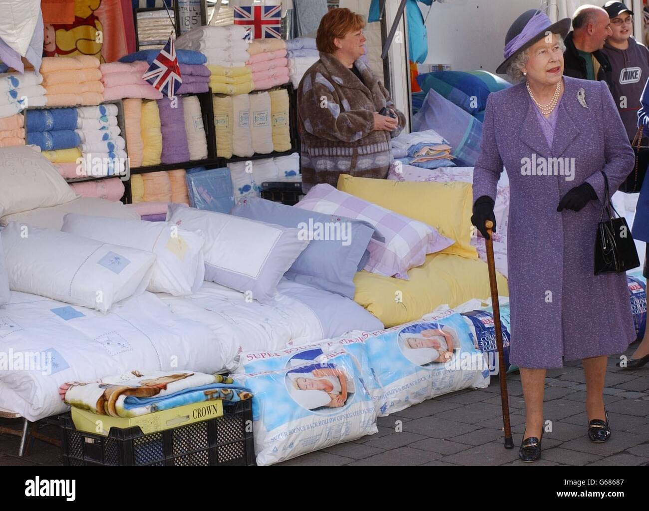 La Regina Elisabetta II della Gran Bretagna incontra bene i wisher e i titolari di stalle durante una visita alla piazza del mercato di Romford. * una precedente amministrazione laburista si era notoriamente rifiutata di battere la bandiera dell'Unione sopra il municipio per timore di offendere le minoranze razziali che l'avevano associata a gruppi di estrema destra, portando a un'obiezione da parte degli stallholder, che hanno sconfitto il Consiglio di Havering. Foto Stock