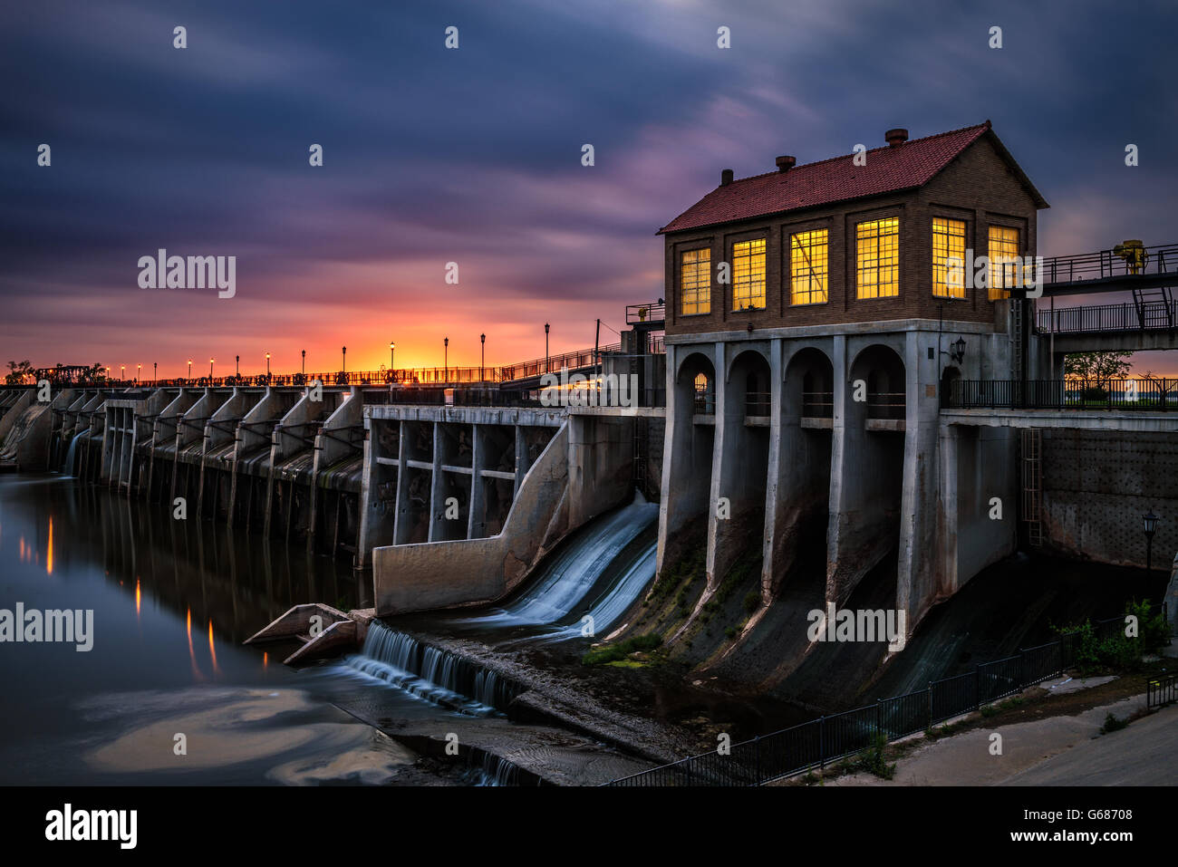 Il lago di Overholser Dam in Oklahoma City. È stato costruito nel 1918 di confiscare acqua dal nord del fiume canadese. Lunga esposizione. Foto Stock