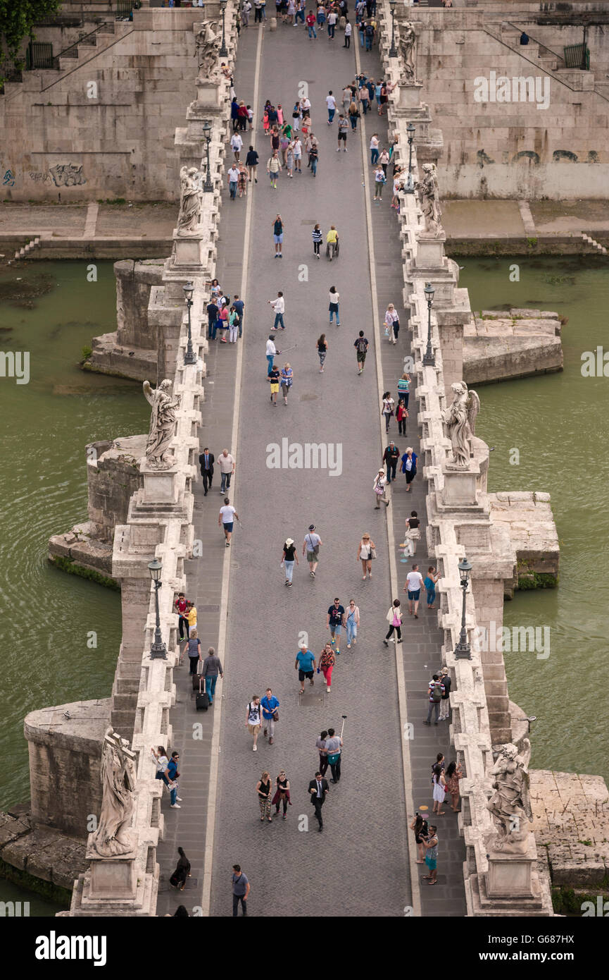 I turisti a piedi su SANT'ANGELO BRIDGE, visto da St Angelo Castello | Castel Sant'Angelo. Roma Italia Foto Stock