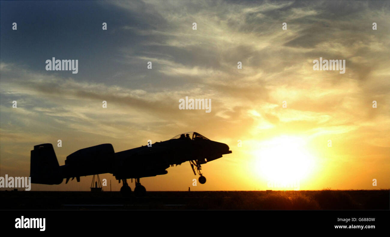 Un aereo statunitense A10 decolli di fronte al sole che tramonta in Kuwait. Sia gli Stati Uniti che la British Royal Air Force continuano a pattugliare la zona no fly nel sud dell'Iraq. Foto Stock