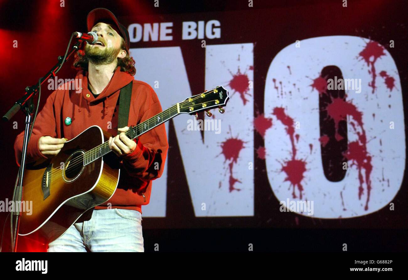 Fran Healy del gruppo Travis si esibisce sul palco durante il concerto One Big No anti-war, allo Shepherds Bush Empire di Londra. Foto Stock