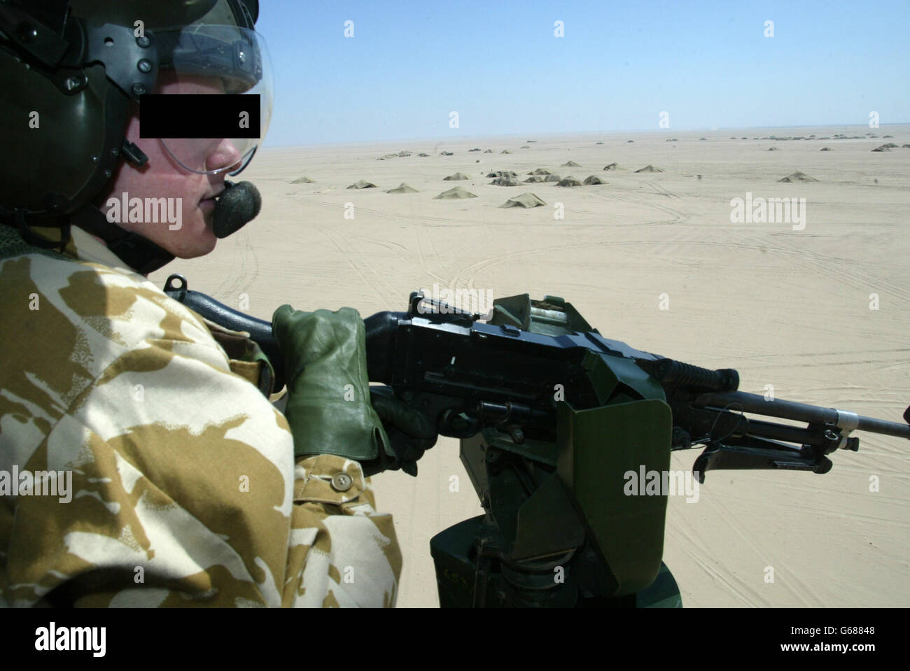 Gunner della porta dal 3° corpo di assalto aereo del reggimento, Brigata dell'assalto aereo del 16, a bordo di un elicottero 653 Squadron Lynx sopra Camp Eagle, Kuwait. Foto Stock