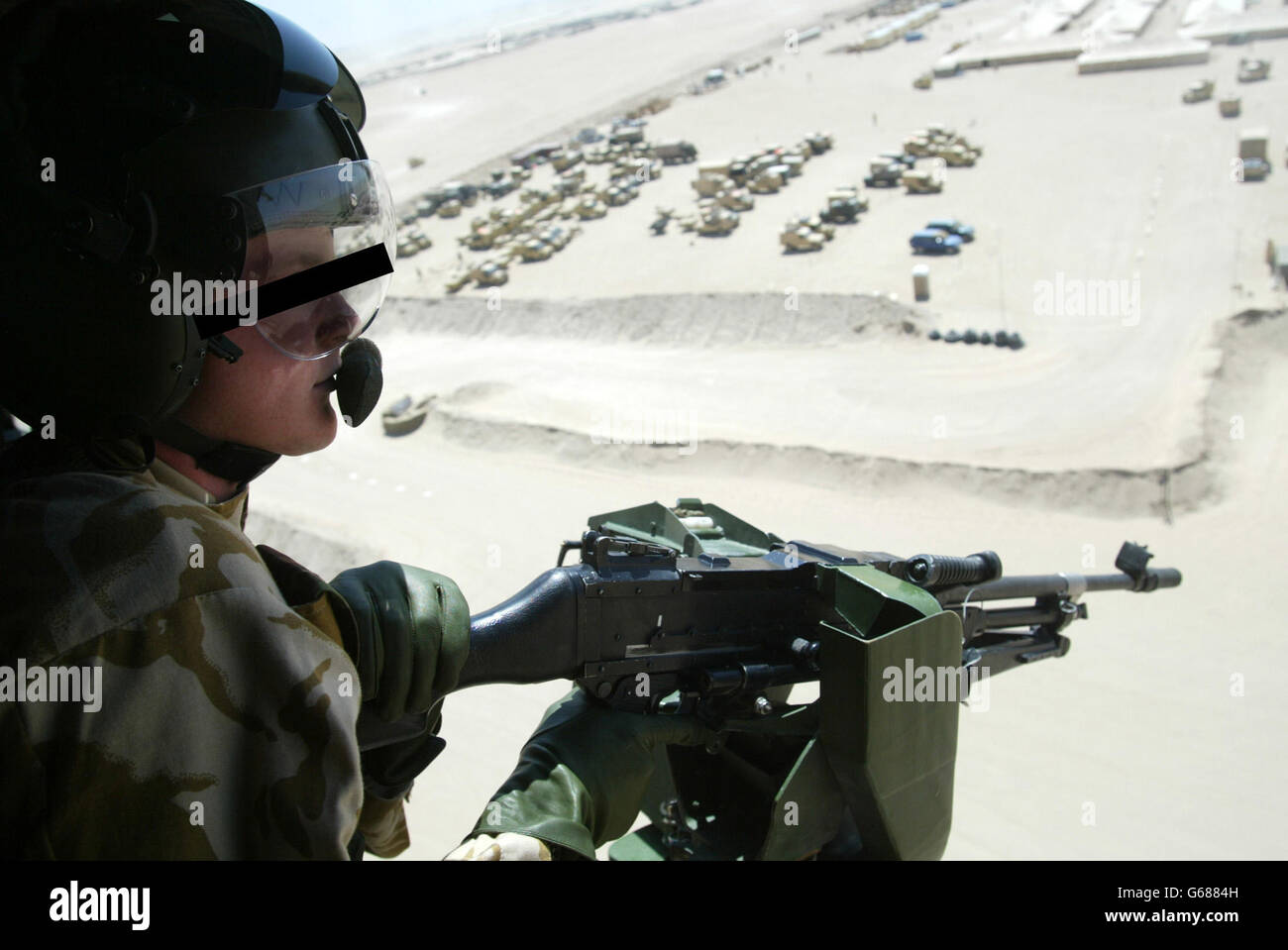 Gunner di porta dal 3 ° Regiment Air Assault Corps, 16 Air Assault Brigade, a bordo di un 653 Squadron Lynx elicottero sopra Camp Eagle, Kuwait. Foto Stock