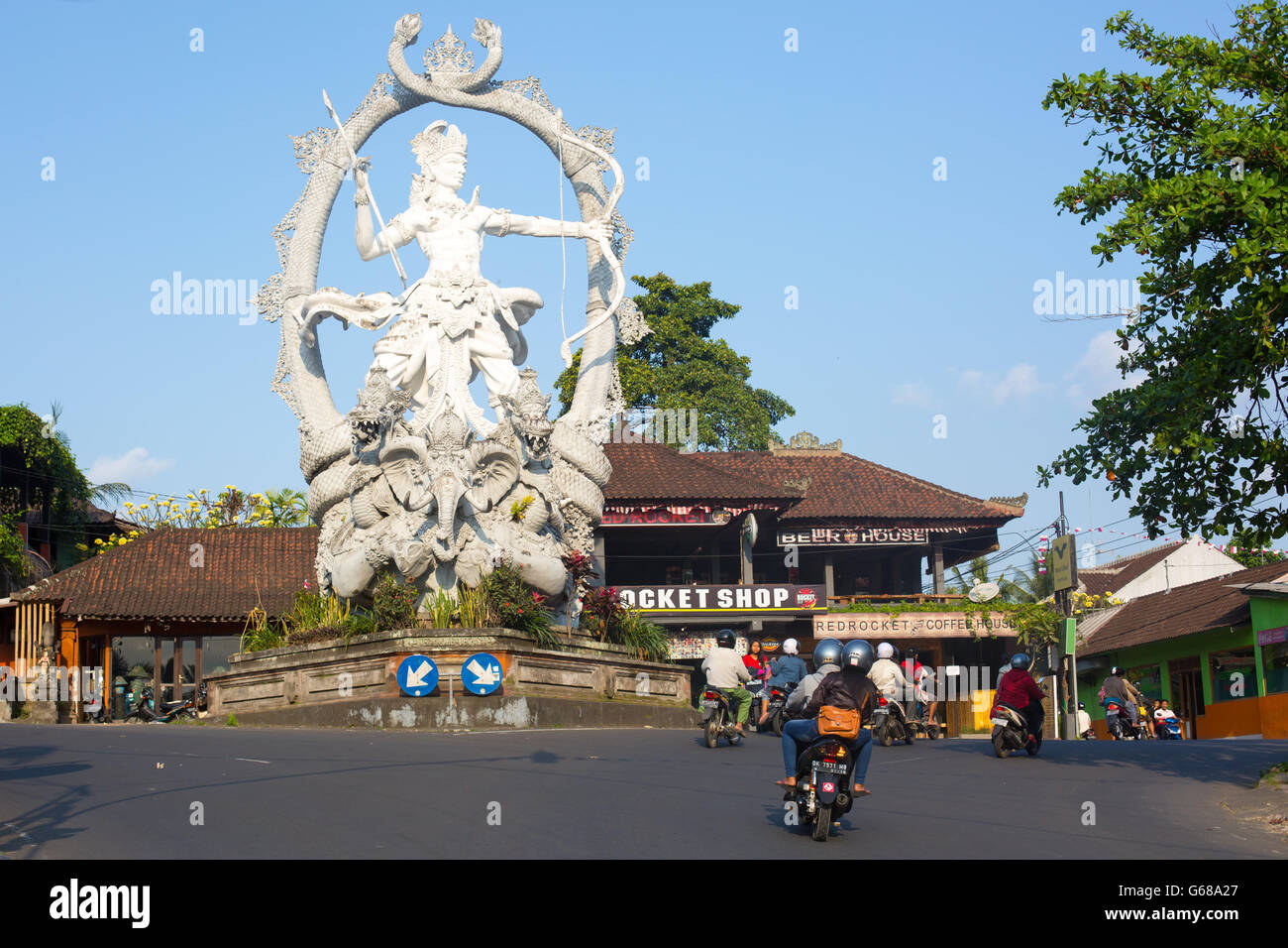 La statua di Arjuna all'intersezione del Jalon Raya Ubud, Jalon Raya Andong e Jalon Raya Cokorda Gede Rai di Peliatan, Bal Foto Stock