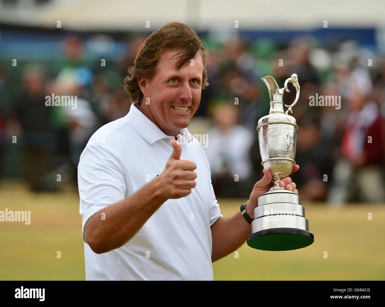 Il Phil Mickelson degli Stati Uniti festeggia con la brocca di claret sul 18° verde durante il quarto giorno dell'Open Championship 2013 al Muirfield Golf Club, East Lothian. Foto Stock