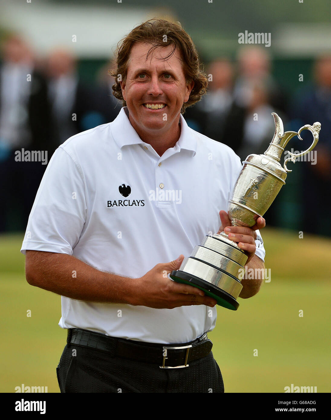 Il Phil Mickelson degli Stati Uniti festeggia con la brocca di claret sul 18° verde durante il quarto giorno dell'Open Championship 2013 al Muirfield Golf Club, East Lothian. Foto Stock
