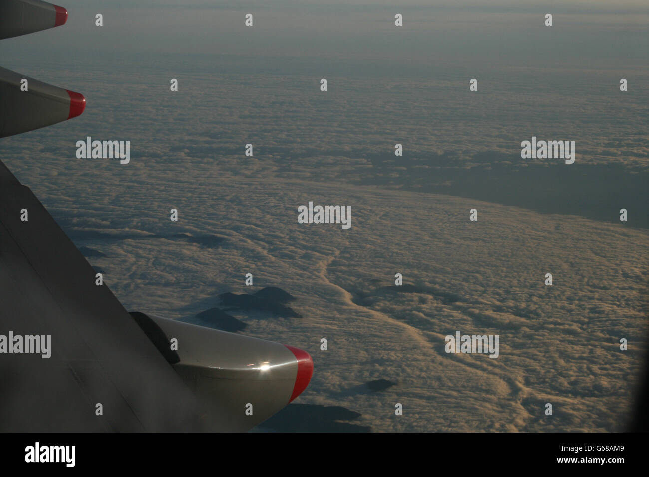 Un mare di nuvole, con montagne a picco sul cloud computing di base. Preso da un velivolo Foto Stock Un mare di nuvole, con montagne a picco sul cloud computing di base. Preso da un velivolo Foto Stock