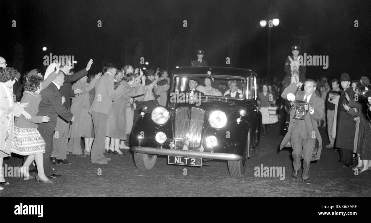 La folla si aggira intorno all'auto che trasporta la principessa Margaret, il signor Antony Armstrong-Jones e la Regina Madre da Clarence House, Londra, a Buckingham Palace, dove si terrà un ricevimento per celebrare il prossimo matrimonio. Foto Stock