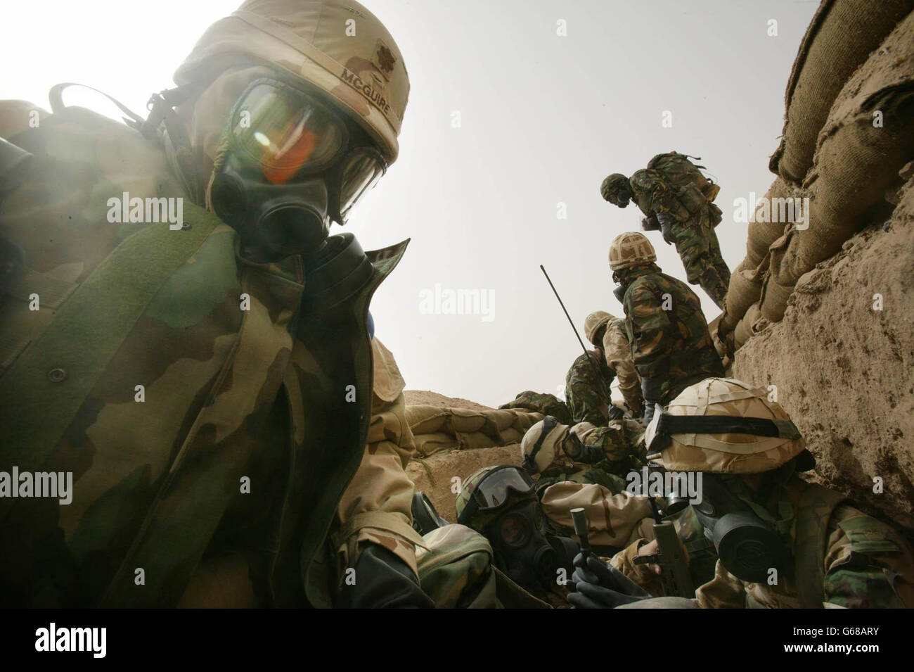 Truppe americane e britanniche e giornalisti si rifugiano in "trincee cude" durante gli attacchi missilistici iracheni non confermati nel deserto del Kuwait. Foto Stock