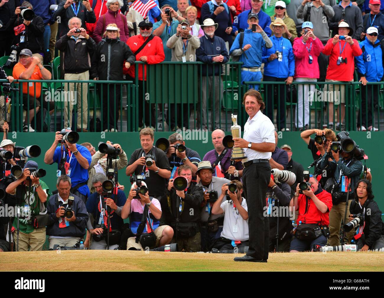 Il Phil Mickelson degli Stati Uniti festeggia con la brocca di claret sul 18° verde durante il quarto giorno dell'Open Championship 2013 al Muirfield Golf Club, East Lothian. Foto Stock