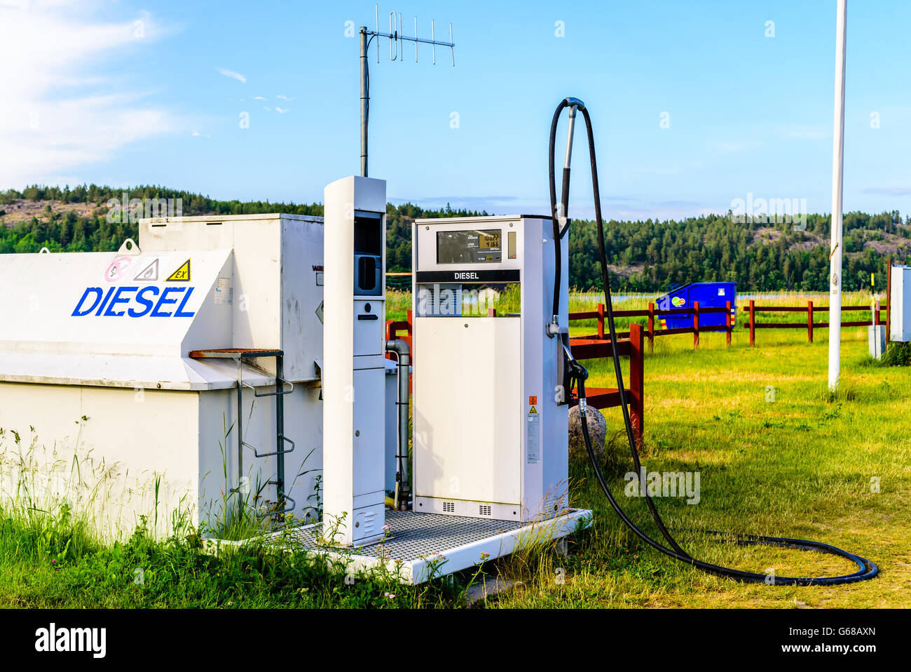 Mem, Svezia - 19 Giugno 2016: diesel navali stazione di riempimento con accesso remoto tramite antenna per il servizio di pagamento e controllo del credito. Foto Stock