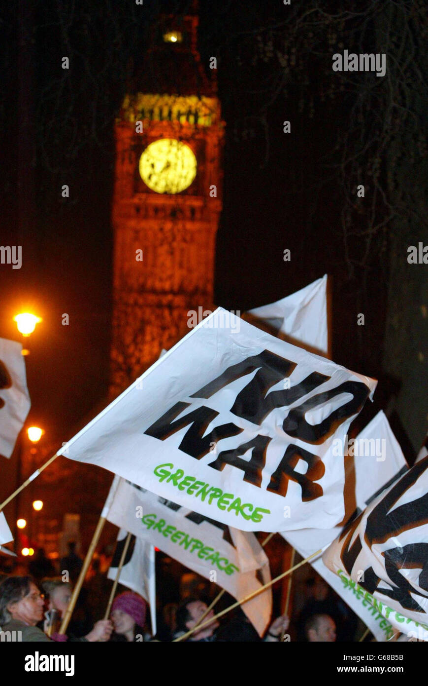 Manifestanti contro la guerra di Greenpeace nella Piazza del Parlamento di Londra. Foto Stock