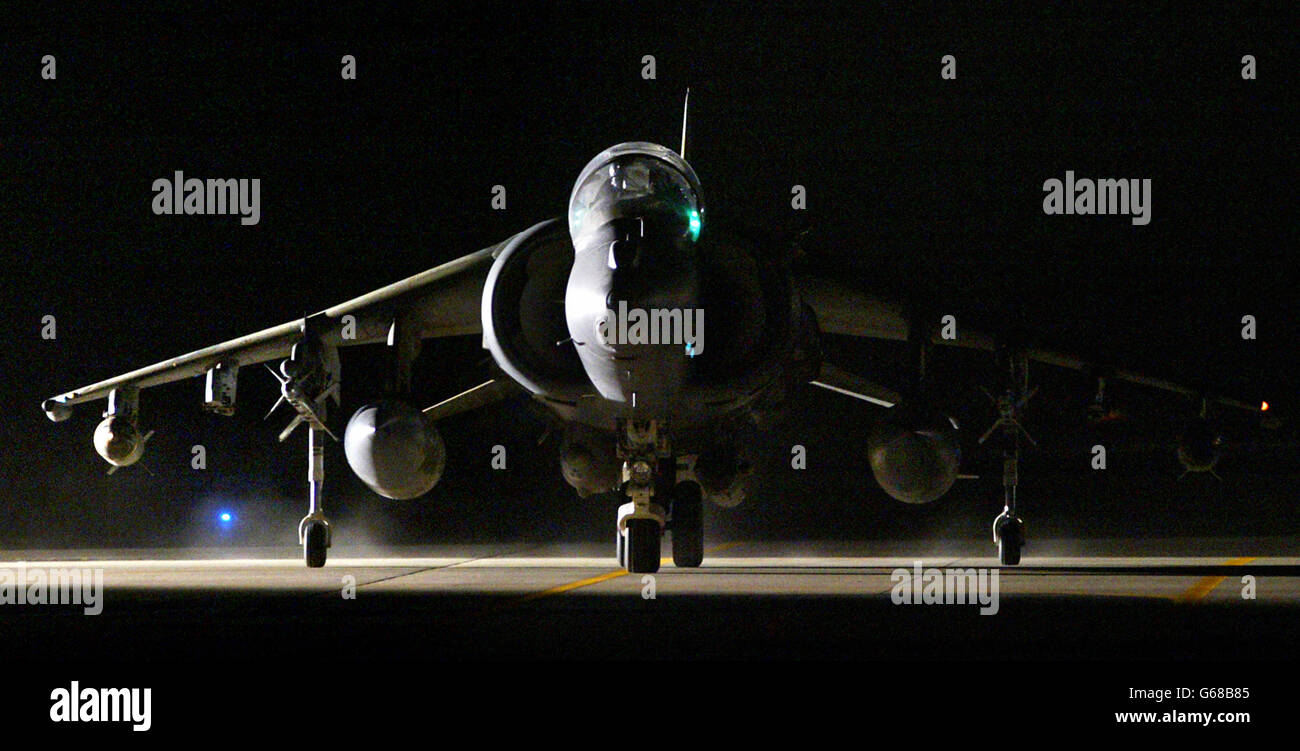 Un Royal Air Force Harrier GR7 britannico pilotato dal leader Squadron David Bradshaw ritorna con due piloni bomba vuoti dopo aver fatto cadere due bombe guidate al laser di precisione paveway II durante la sua missione sopra l'Iraq. * le forze americane e britanniche invasero l'Iraq, attraversando il confine del deserto dal Kuwait sotto la copertura di un intenso barragio d'artiglieria, come un secondo raid aereo ha puntato i bersagli a Baghdad. Foto Stock