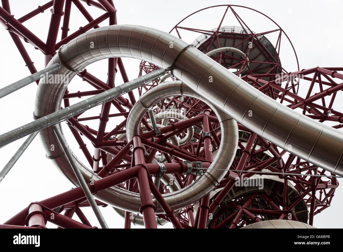 Londra, Regno Unito. Il 23 giugno 2016. Progettato da artista belga Carsten Höller, su invito di Anish Kapoor, il creatore di ArcelorMittal orbita, la più lunga del mondo e il più alto scorrimento tunnel apre il 24 giugno 2016. I piloti dovranno sperimentare 12 colpi di scena e svolte a velocità pf fino a 15mph sul 40 seconda discesa in 178m lungo la diapositiva. Prezzi a partire da GBP 10 per bambini e 15 GBP per adulti. Foto Stock