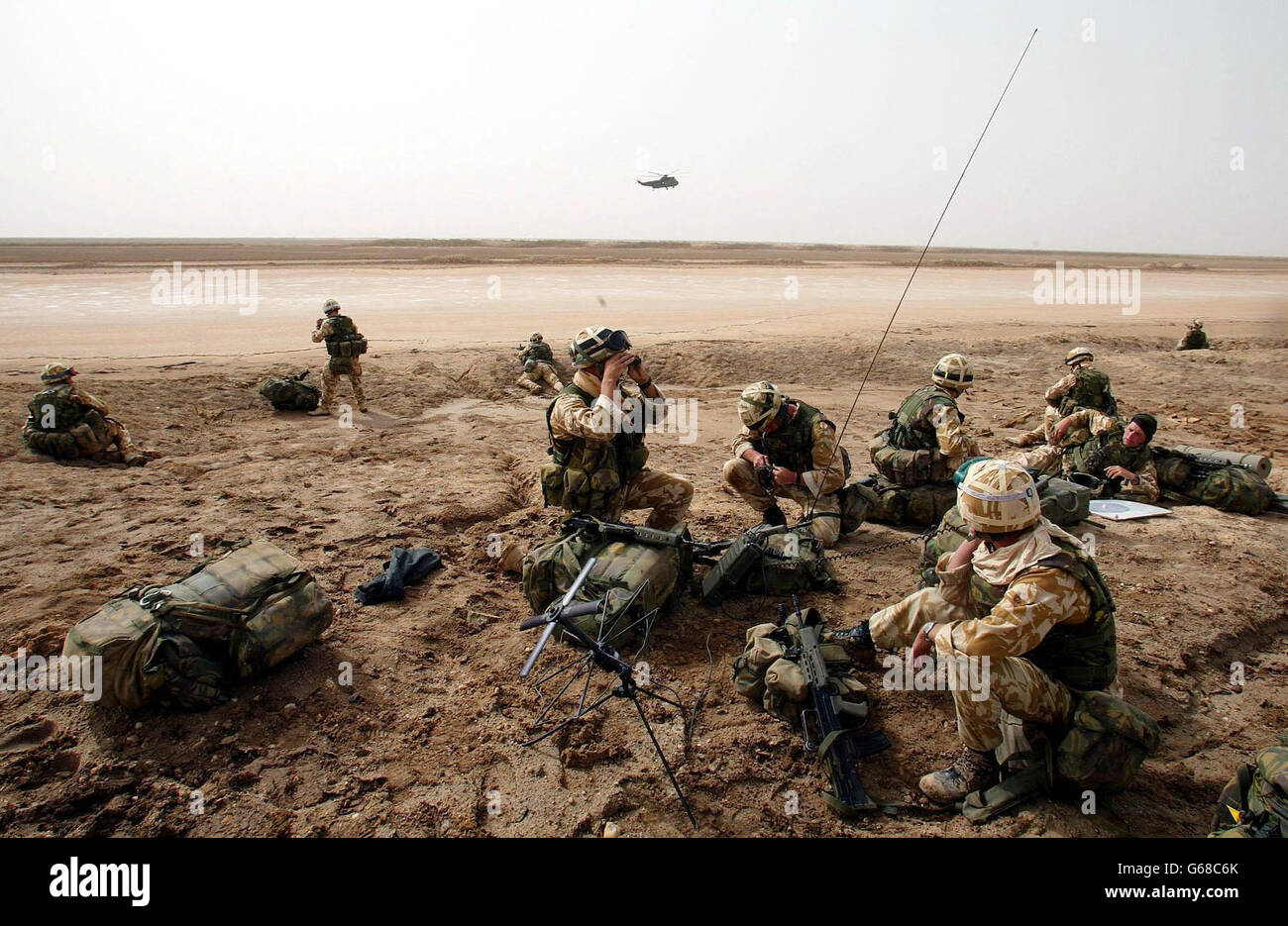 Un partito di ricognizione dal 29 Commando Regiment Royal Artillery atterra sulla Penisola al-FAW nel sud dell'Iraq per stabilire la posizione della pistola prima di 105mm pistole in arrivo. *..Royal Marines 3 Commando Brigade che incorpora 29 Commando sono in prima linea di primi impegni nel sud dell'Iraq, garantendo siti strategici e distruggendo installazioni militari. La guerra in Iraq sta andando bene, ma le forze britanniche incontreranno resistenza e la vittoria non arriverà da un giorno all'altro, ha affermato il primo Ministro Tony Blair. Foto Stock