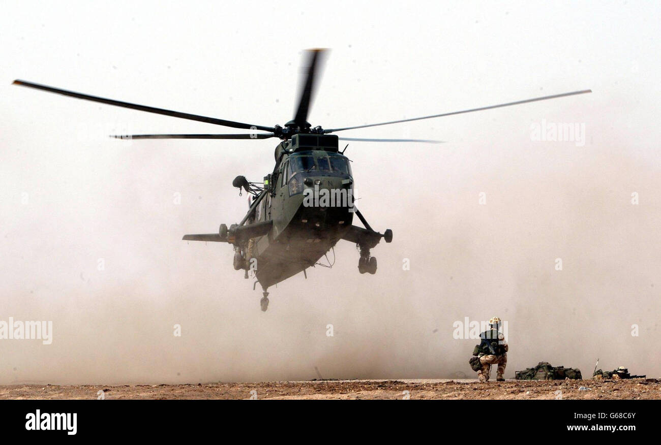 Un partito di ricognizione dal 29 Commando Regiment Royal Artillery atterra sulla Penisola al-FAW nel sud dell'Iraq per stabilire la posizione della pistola prima di 105mm pistole in arrivo. *..Royal Marines 3 Commando Brigade che incorpora 29 Commando sono in prima linea di primi impegni nel sud dell'Iraq, garantendo siti strategici e distruggendo installazioni militari. La guerra in Iraq sta andando bene, ma le forze britanniche incontreranno resistenza e la vittoria non arriverà da un giorno all'altro, ha affermato il primo Ministro Tony Blair. Foto Stock