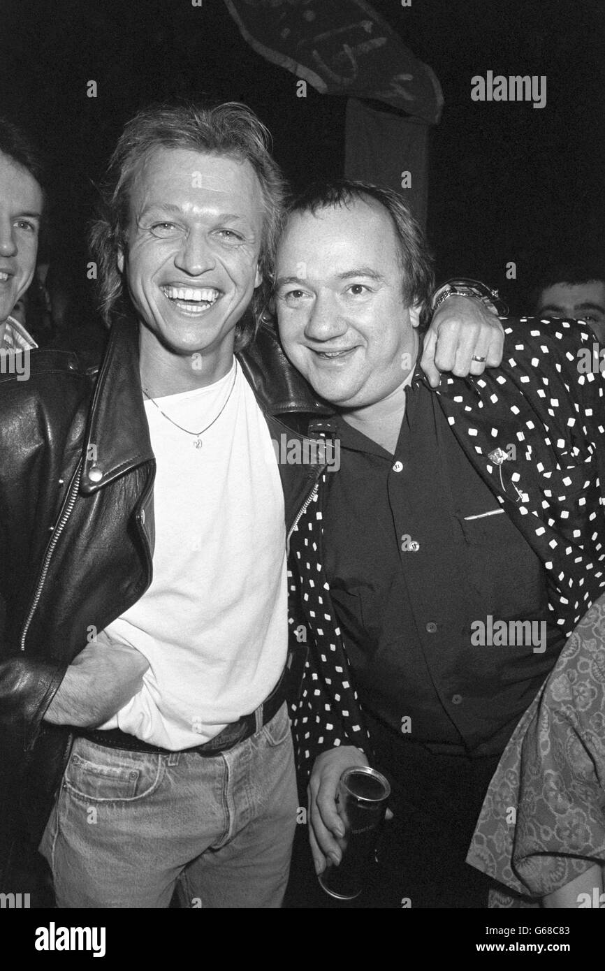 Mark King (a sinistra), cantante di livello 42, con il comico Mel Smith. La casa discografica Polydor ha ospitato una festa a Londra per segnare il culmine del loro recente tour. Foto Stock