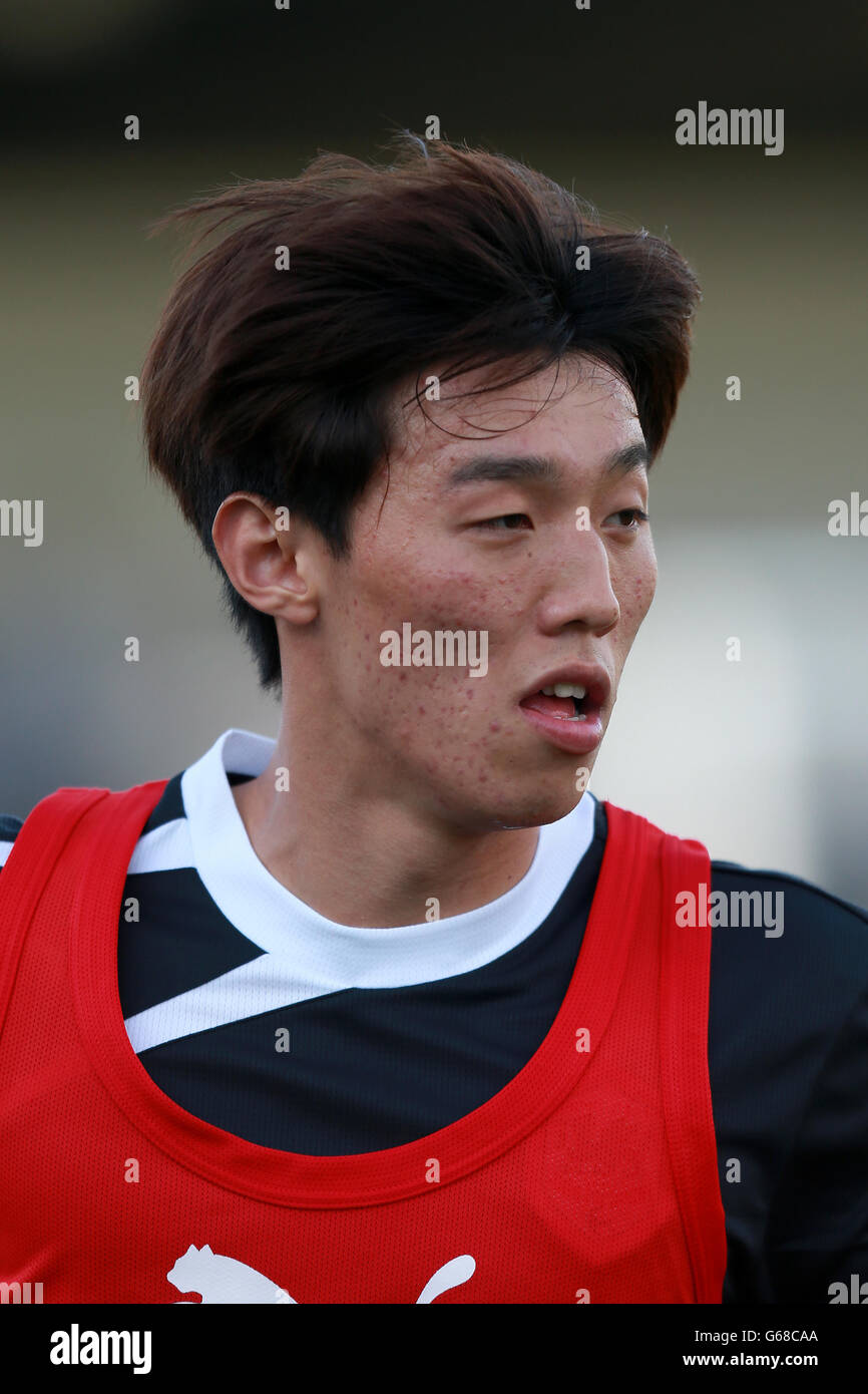 Calcio - Pre-Season friendly - Forest Green Rovers v Cardff City - il nuovo prato. Kim Bo-Kyung, Cardiff City Foto Stock