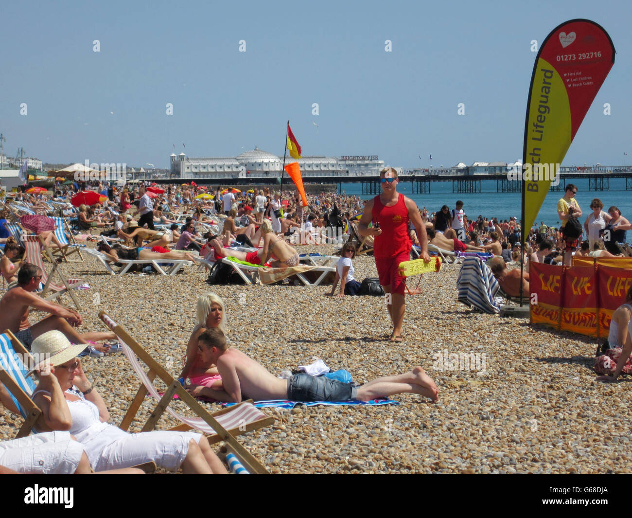 La gente gode del sole sulla spiaggia di Brighton mentre il tempo caldo continua attraverso il Regno Unito. Foto Stock