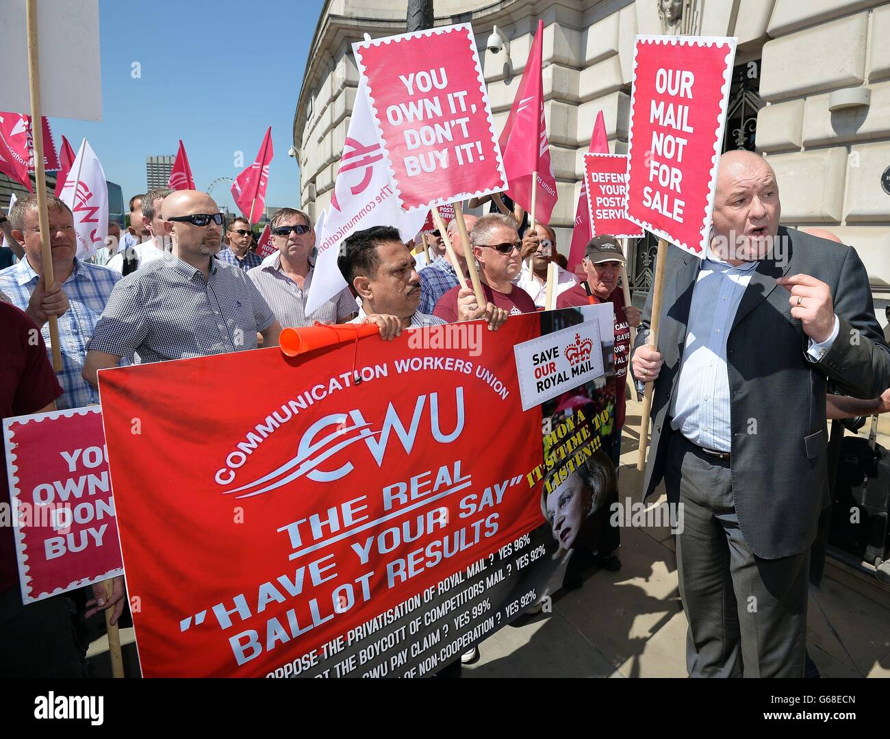 Il Vice Segretario Generale dell'Unione dei lavoratori delle Comunicazioni Dave Ward (destra) parla con i membri contrari alla privatizzazione della Royal Mail presso la sede della Royal Mail prima di presentare una petizione. Foto Stock