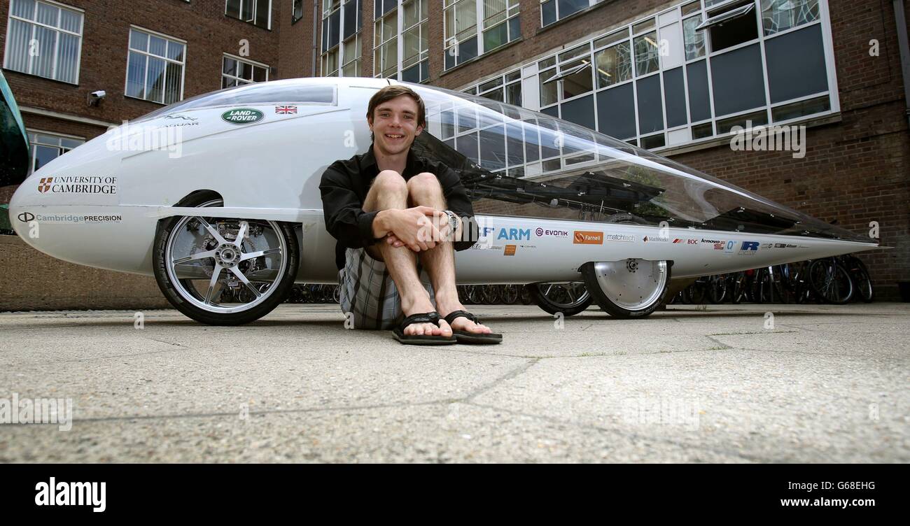 Ingegnere capo della Cambridge University Eco Racing Peter Mildon - che parteciperà alla gara di 3.000 km World Solar Challenge in tutta l'Australia da Darwin ad Adelaide - a Cambridge. Foto Stock