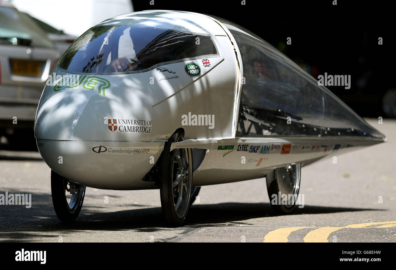 Ingegnere capo della Cambridge University Eco Racing Peter Mildon - che parteciperà alla gara di 3.000 km World Solar Challenge in tutta l'Australia da Darwin ad Adelaide - a Cambridge. Foto Stock