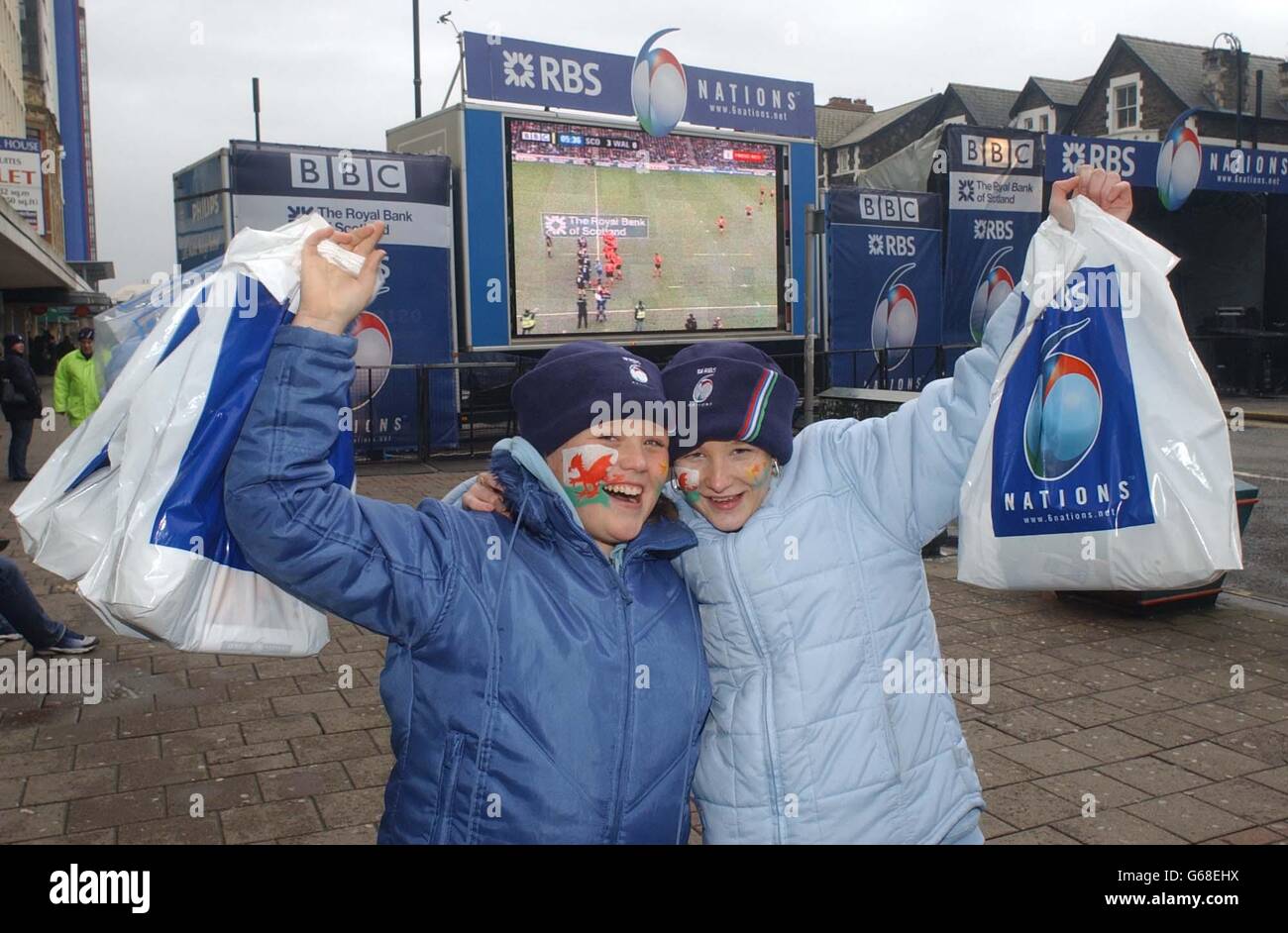 I giovani fan gallesi guardano la partita RBS 6 Nations tra Scozia e Galles su un grande schermo a Cardiff. Foto Stock