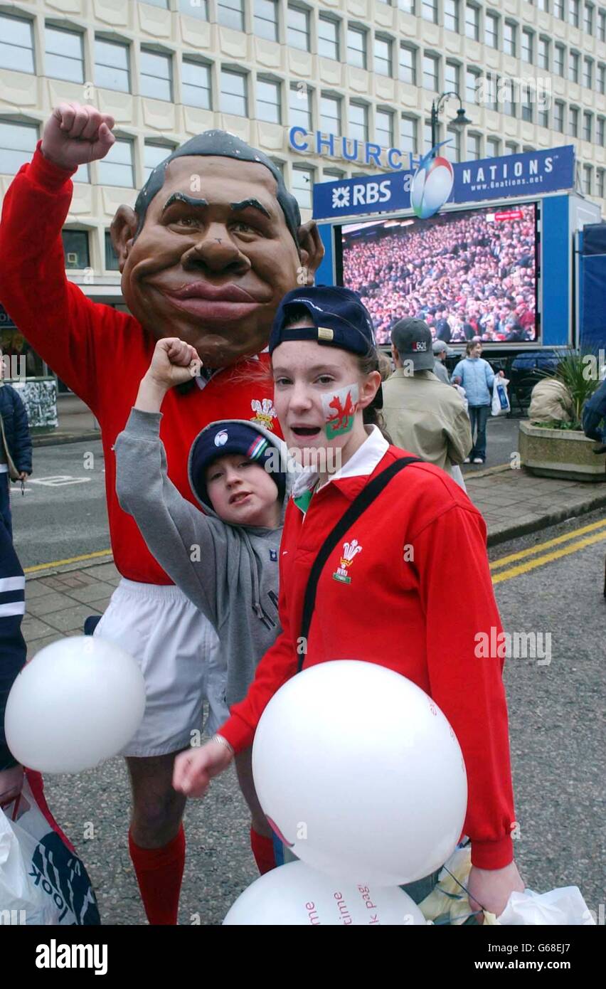 I giovani fan gallesi guardano la partita RBS 6 Nations tra Scozia e Galles su un grande schermo a Cardiff. Foto Stock