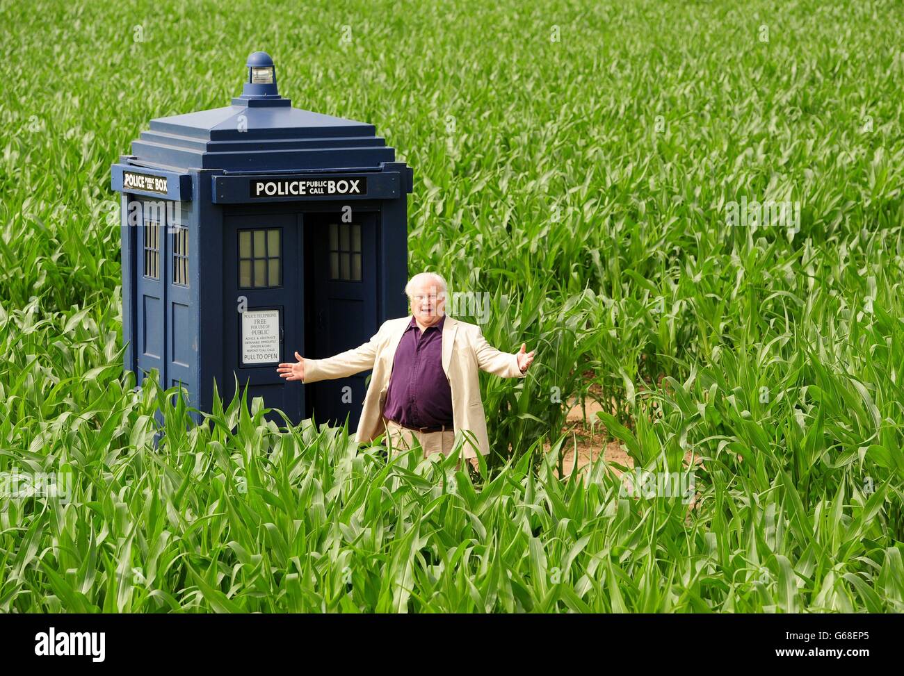 Colin Baker, il sesto Dottore, si erge fuori dai Tardis durante una fotocellula per lanciare il labirinto di York del 2013 che quest'anno celebra 50 anni della serie televisiva Doctor Who. Foto Stock