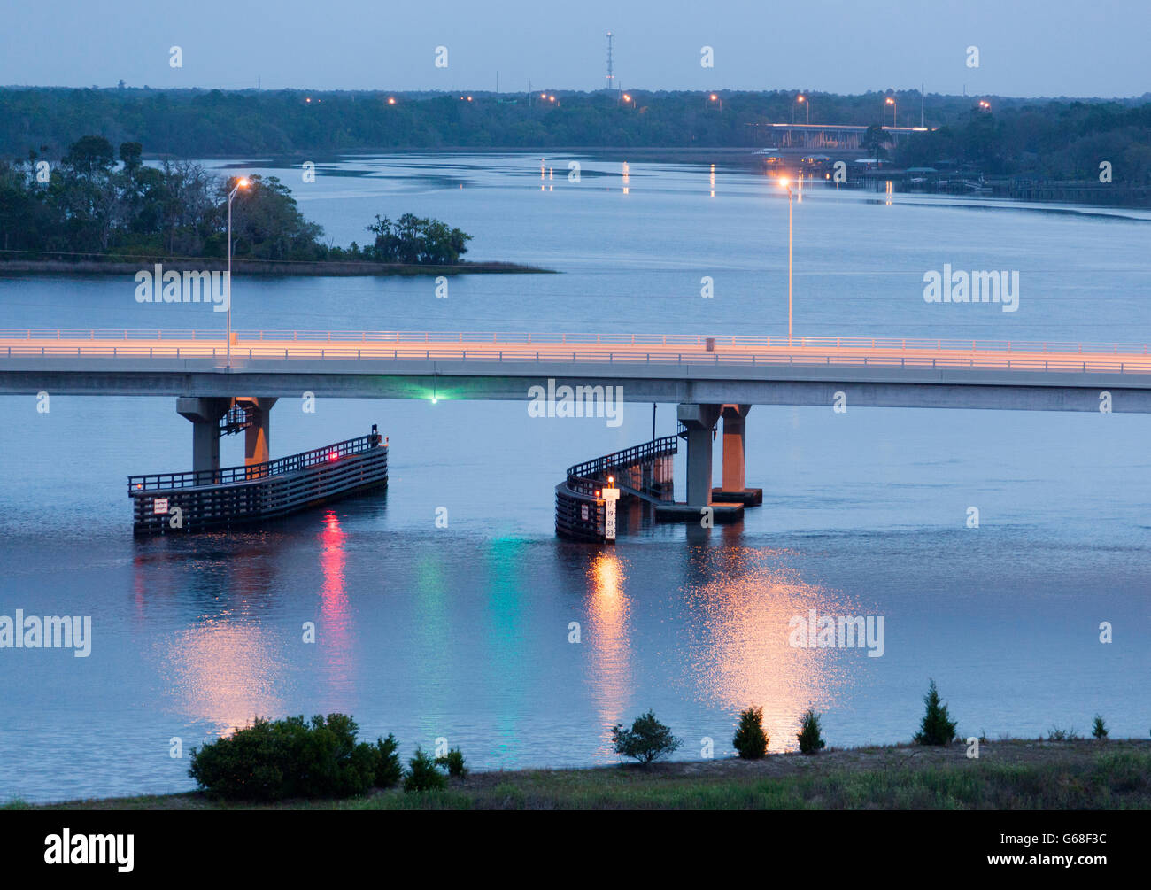 La vista di un ponte con le luci prima del sorgere del sole in Jacksonville (Florida). Foto Stock