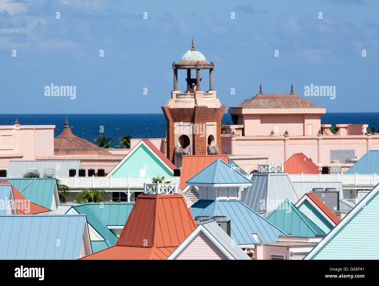La colorata di tetti di case ed edifici resort sull'isola di paradiso (Bahamas). Foto Stock