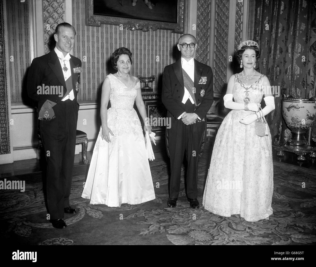La Regina Elisabetta II e il Principe Filippo, Duca di Edimburgo, con il Presidente Arturo Frondizi d'Argentina e Senora de Frondizi a Buckingham Palace Foto Stock