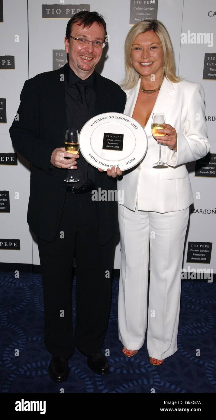 Amanda Redman si pone con David Thompson (Nahm) dopo avergli consegnato il premio per lo straordinario London Chef, durante i Tio Pepe/Carlton London Restaurant Awards 2003 presso le Meridien Grosvenor House, Park Lane a Londra. Foto Stock