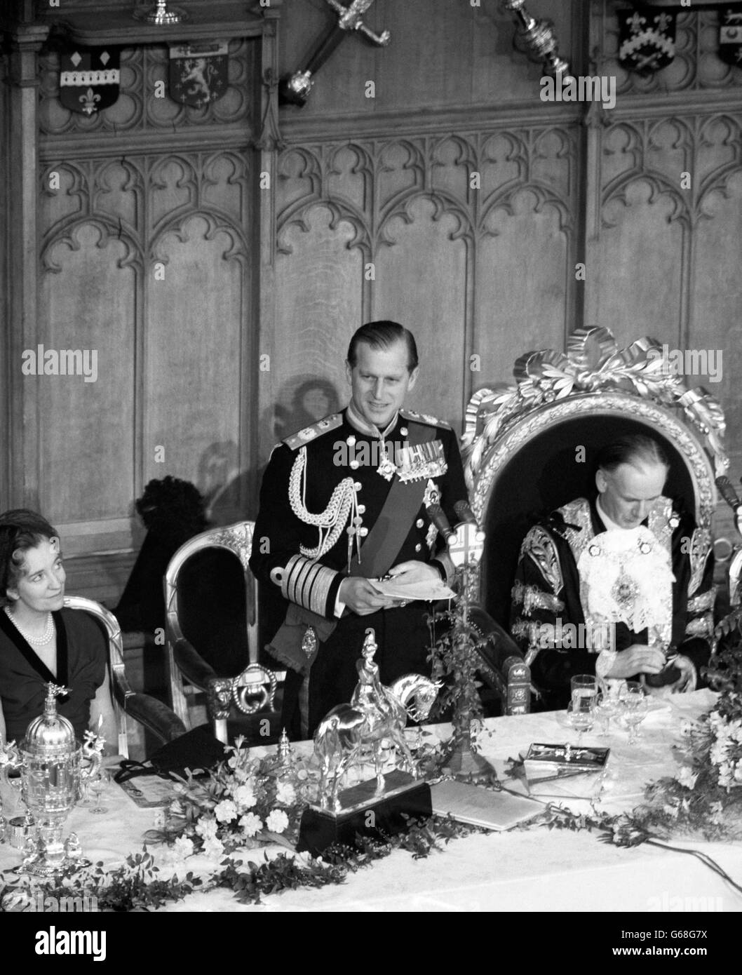 Il principe Filippo, il duca di Edimburgo, che indossa l'uniforme dell'ammiraglio della flotta, parla a un pranzo a Guildhall, Londra. Davanti a lui sul tavolo c'è una statuetta equestrain della Regina nella sua divisa Trooping the Color. Il pranzo è stato dato dal Signore Sindaco e Corporation della città al duca di Edimburgo, il duca e la duchessa di Gloucester e la principessa Alexandra di Kent per segnare i loro viaggi all'estero. Foto Stock
