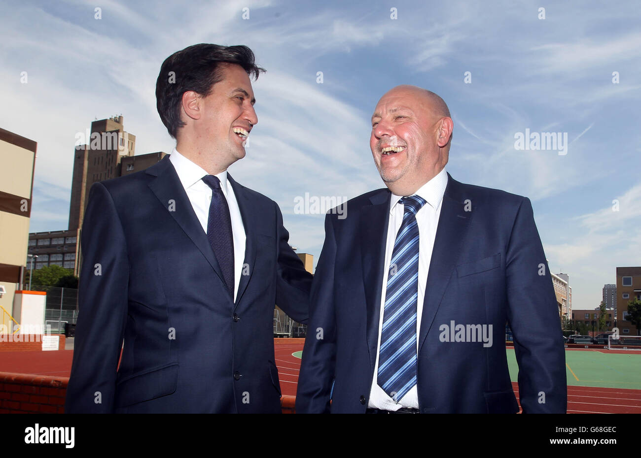 Il leader del lavoro ed Miliband ride con il suo ex insegnante di inglese e attuale direttore, Chris Dunne, durante una visita alla Langdon Park School, Poplar, Londra Est. Foto Stock