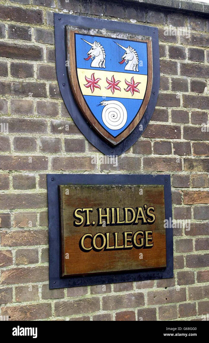 L'insegna fuori dall'ultima università all-female dell'Università di Oxford che ha votato per non ammettere uomini. La St Hilda s ha deciso di mantenere la tradizione e proibisce agli uomini di essere ammessi al college nonostante le proteste di riforma da parte degli studenti. Foto Stock