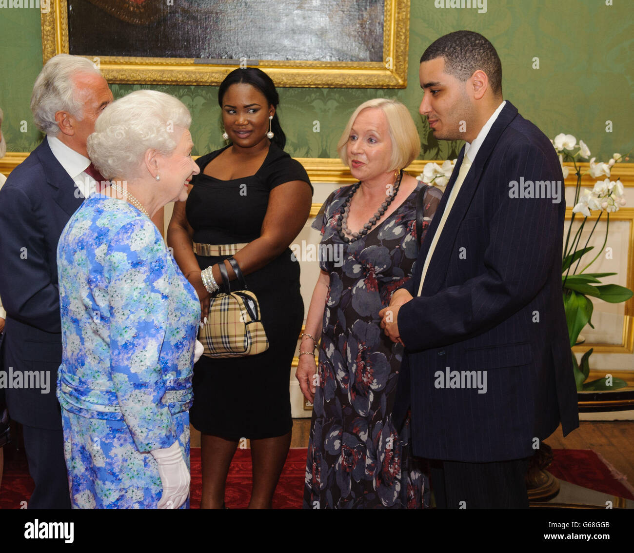 La Regina Elisabetta II incontra il Gran Mentor Judith Philip (secondo da destra) e il mentee Hakeem Ranger (a destra) ad un ricevimento per commemorare il cinquantesimo anniversario dei volontari del Servizio comunitario, a St James's Palace, nel centro di Londra. Foto Stock