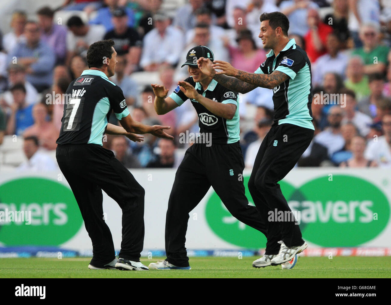 Jon Lewis del Surrey (a sinistra), Zafar Ansari (al centro) e Jade Dernbach celebrano dopo aver preso il wicket dell'Essex's Hamish Rutherford Foto Stock