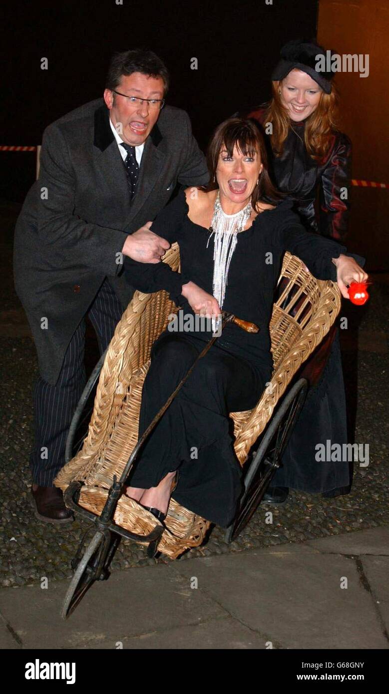 Doon Mackichan, un comico studentesco di celebrità, tenta di uscire con l'aiuto del presentatore televisivo Rowland Rivron dopo essere stato sfrattato dalla Comic Relief does Fame Academy nel nord di Londra. Foto Stock