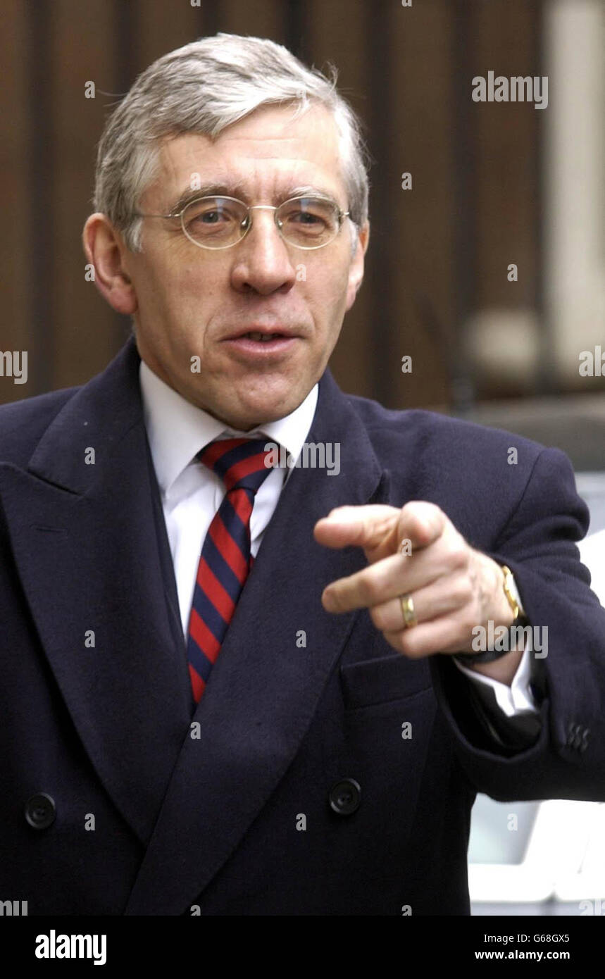Il segretario agli esteri Jack Straw a Downing Street , dove ha attaccato la decisione 'straordinaria' del governo francese di respingere il progetto di risoluzione di compromesso britannico che stabilisce sei test di disarmo di Saddam Hussein. *..il leader dell'opposizione Ian Duncan Smith ha detto ai giornalisti che Blair ha affermato di ritenere che una seconda risoluzione delle Nazioni Unite sull'Iraq sia "probabilmente meno probabile che in qualsiasi momento". Foto Stock