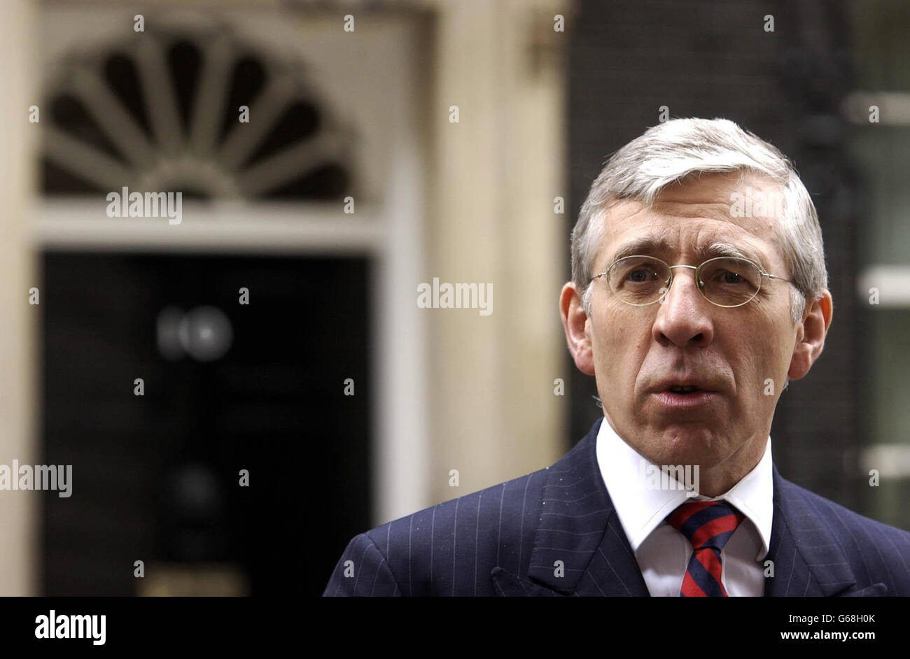 Il segretario agli esteri Jack Straw a Downing Street , dove ha attaccato la decisione 'straordinaria' del governo francese di respingere il progetto di risoluzione di compromesso britannico che stabilisce sei test di disarmo di Saddam Hussein. *..il leader dell'opposizione Ian Duncan Smith ha detto ai giornalisti che Blair ha affermato di ritenere che una seconda risoluzione delle Nazioni Unite sull'Iraq sia "probabilmente meno probabile che in qualsiasi momento". Foto Stock